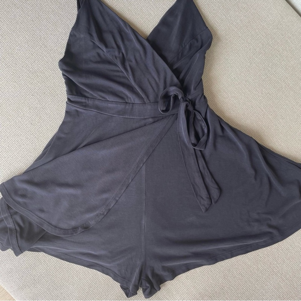 Kimchi Blue Veruca Skorted Wrap-Front‎ Romper Charcoal Grey sz Small